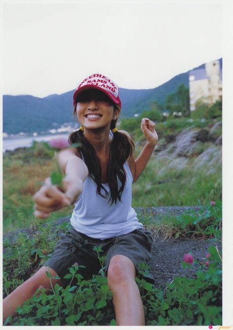 アジアの美女安藤さやかが岩場で裸になる