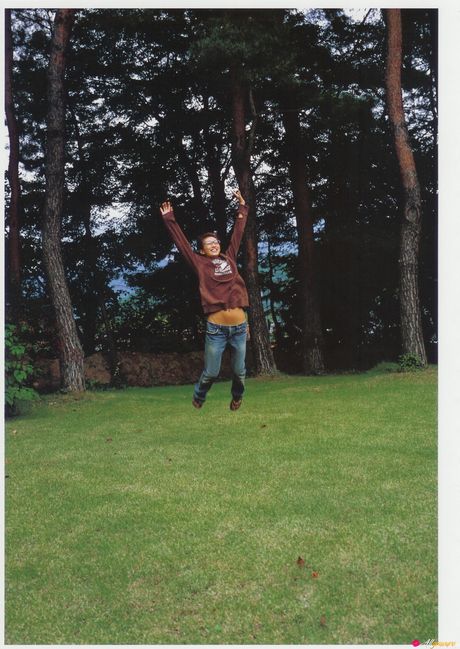 アジアの美女安藤さやかが岩場で裸になる