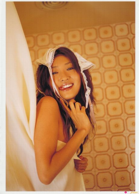 アジアの美女安藤さやかが岩場で裸になる