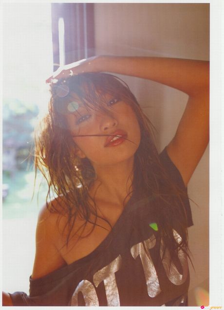 アジアの美女安藤さやかが岩場で裸になる