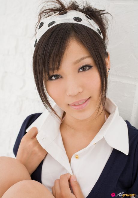 Asiatisk dukke Yuri Kodo modellerer en stuepige i uniform i knæhøje sokker