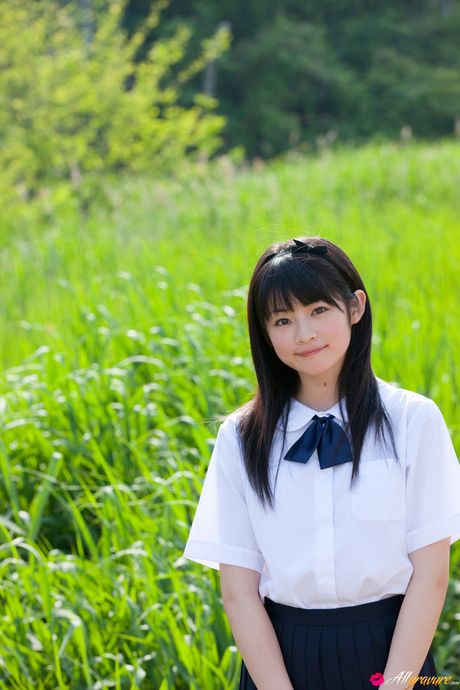 可愛いアジアのティーン前田優香が大きなメロンとハゲオマ○コを屋外で披露