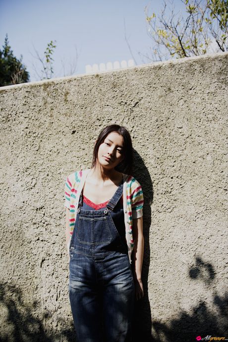 Asiatisk skønhed Natsuki Harada viser sine enorme bryster og poserer solo