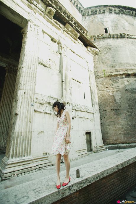 Asiatisk skønhed Natsuki Harada viser sine enorme bryster og poserer solo