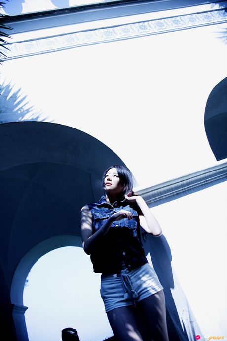 Asiatisk skønhed Natsuki Harada viser sine enorme bryster og poserer solo