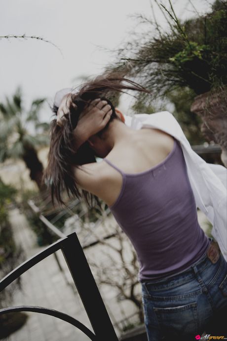 Asiatisk skønhed Natsuki Harada viser sine enorme bryster og poserer solo