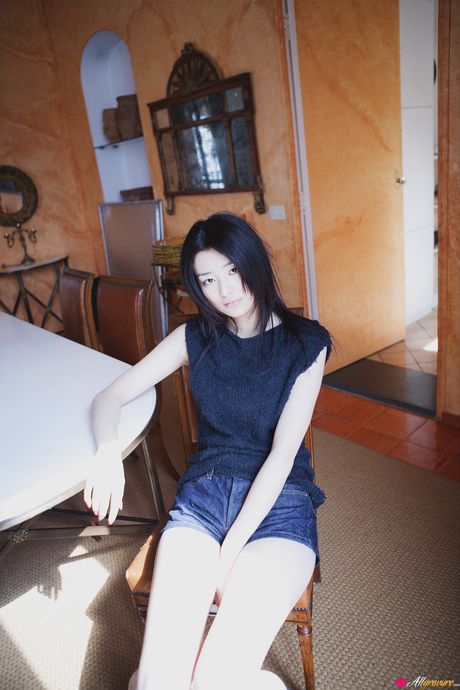 Asiatisk skønhed Natsuki Harada viser sine enorme bryster og poserer solo