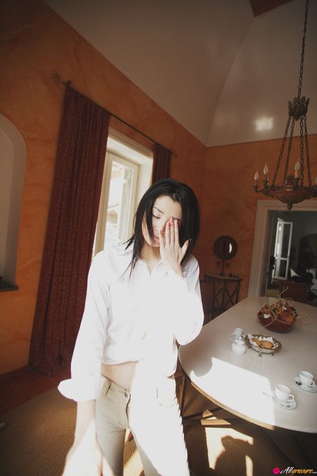 Asiatisk skønhed Natsuki Harada viser sine enorme bryster og poserer solo