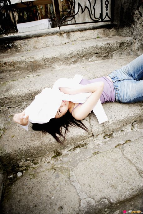 Asiatisk skønhed Natsuki Harada viser sine enorme bryster og poserer solo