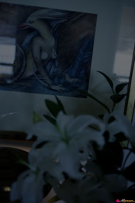 Asiatisk skønhed Natsuki Harada viser sine enorme bryster og poserer solo