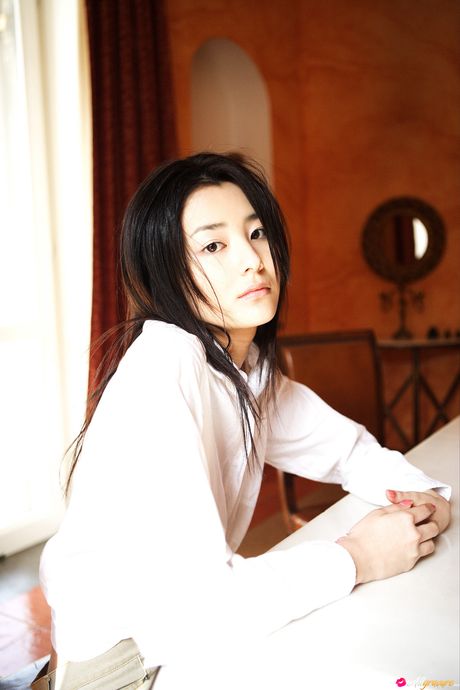 Asiatisk skønhed Natsuki Harada viser sine enorme bryster og poserer solo