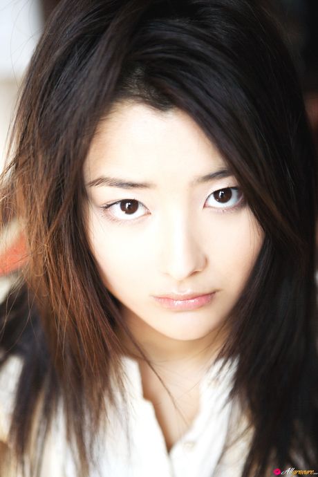 Asiatisk skønhed Natsuki Harada viser sine enorme bryster og poserer solo