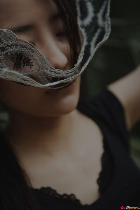 Asiatisk skønhed Natsuki Harada viser sine enorme bryster og poserer solo