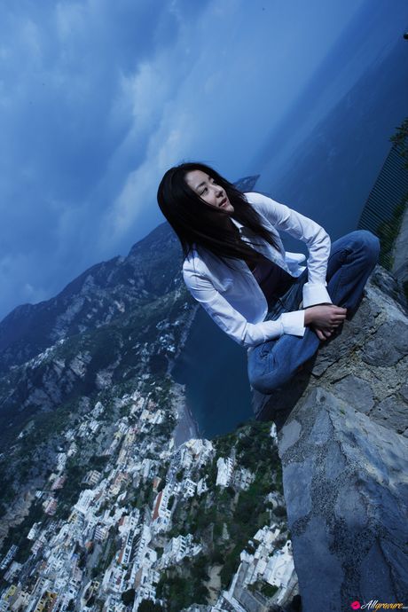 Asiatisk skønhed Natsuki Harada viser sine enorme bryster og poserer solo