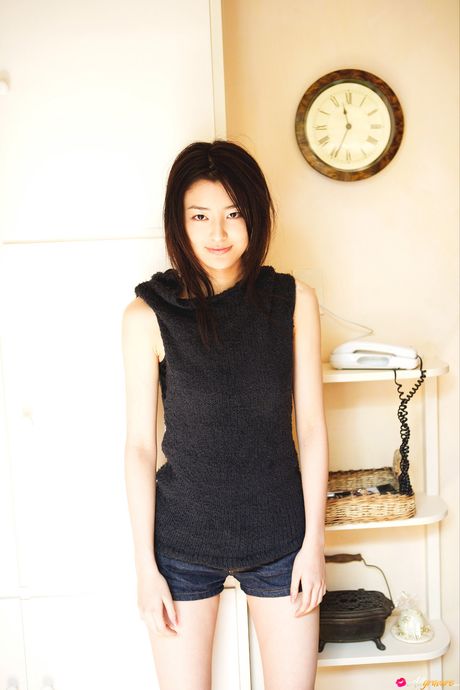 Asiatisk skønhed Natsuki Harada viser sine enorme bryster og poserer solo