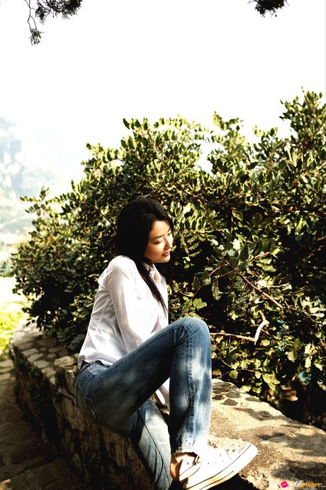 Asiatisk skønhed Natsuki Harada viser sine enorme bryster og poserer solo