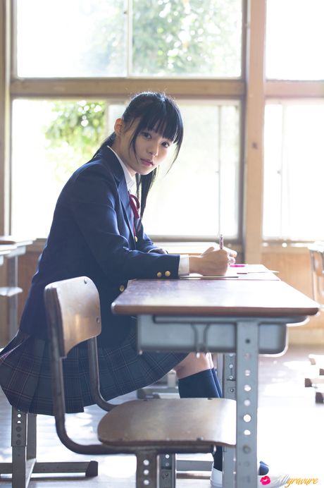 亞洲女孩 Mizuki Hoshina 在獨奏中展示了她驚人的身材和姿勢