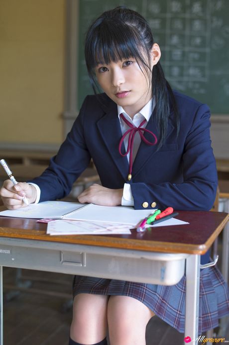 亞洲女孩 Mizuki Hoshina 在獨奏中展示了她驚人的身材和姿勢