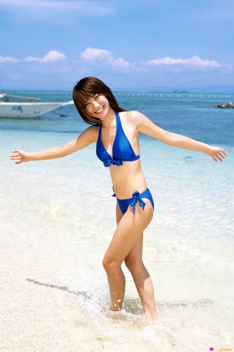 Den varme japanske pige Azusa Yamamoto fremhæver sine store bryster og poserer i en bikini