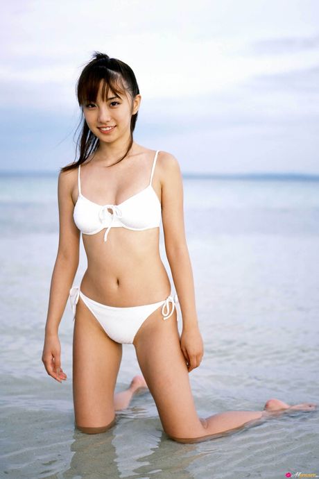 性感的日本女孩 Azusa Yamamoto 展示她的大胸部並穿著比基尼擺姿勢