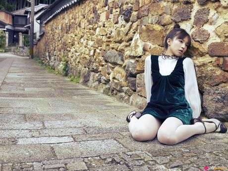 アジアンドールの優木まおみが素敵なおっぱいを披露し、白いストッキングでポーズをとる