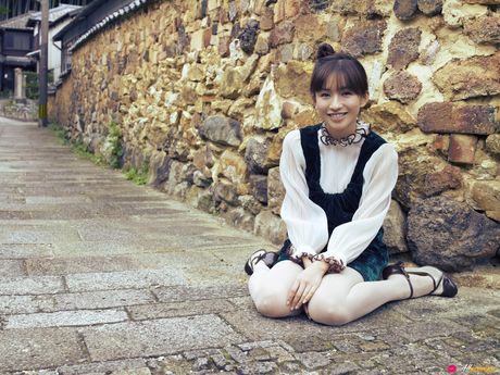 アジアンドールの優木まおみが素敵なおっぱいを披露し、白いストッキングでポーズをとる