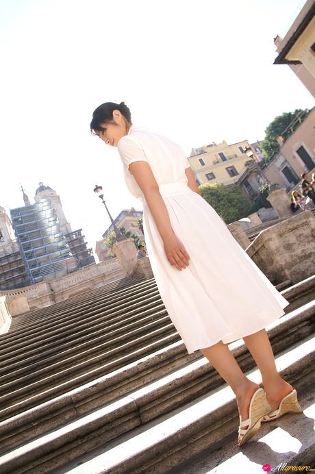 アジアの表紙モデル佐藤寛子がドレスを脱ぎ、ソロで裸の姿を披露