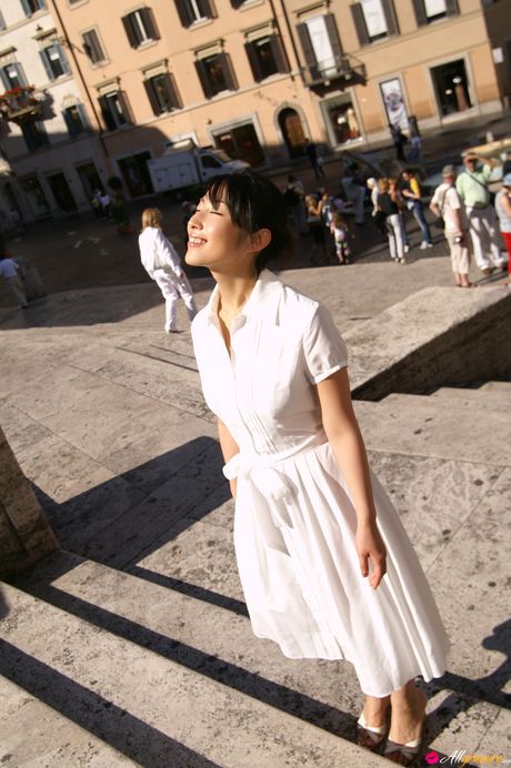 アジアの表紙モデル佐藤寛子がドレスを脱ぎ、ソロで裸の姿を披露