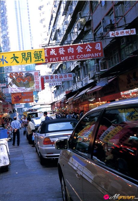 Den asiatiske skønhed Yukie Kawamura viser sine fantastiske meloner frem og poserer solo