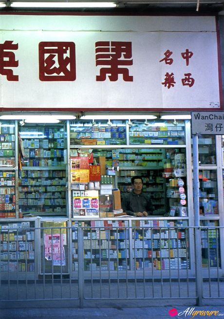 Den asiatiske skønhed Yukie Kawamura viser sine fantastiske meloner frem og poserer solo