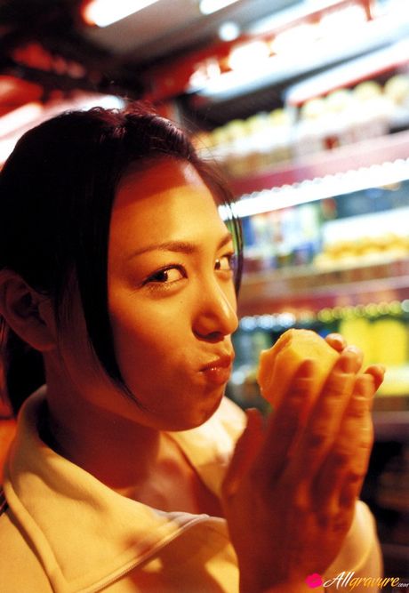 Den asiatiske skønhed Yukie Kawamura viser sine fantastiske meloner frem og poserer solo