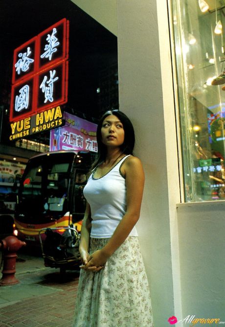 Den asiatiske skønhed Yukie Kawamura viser sine fantastiske meloner frem og poserer solo