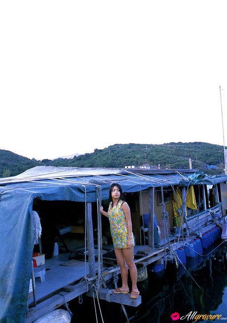 Den asiatiske skønhed Yukie Kawamura viser sine fantastiske meloner frem og poserer solo