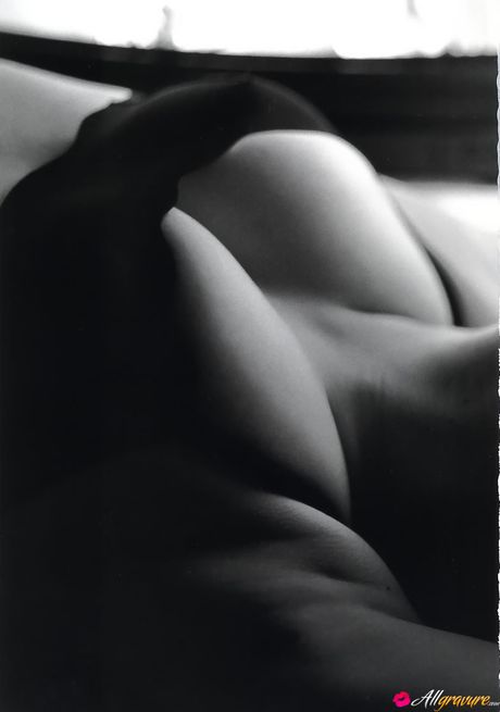 亞洲少女井上若香在黑暗的房間裡的沙發上赤身裸體