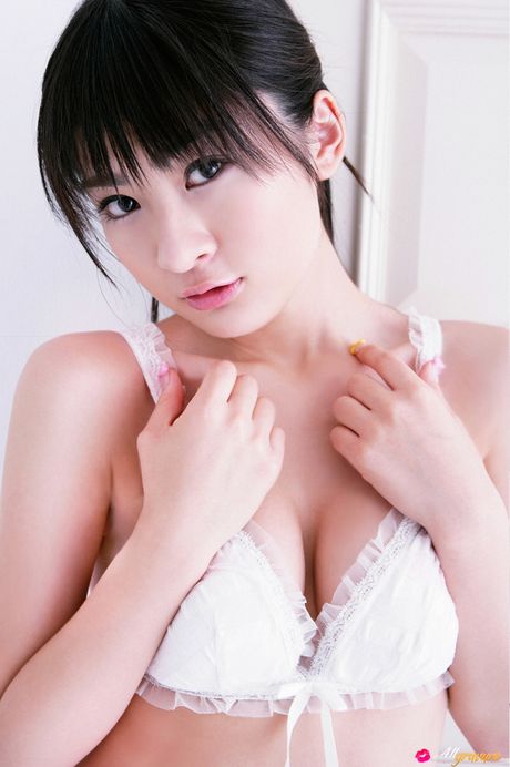 亞洲女孩三井真由展示她的小乳房並穿著漁網襪擺姿勢