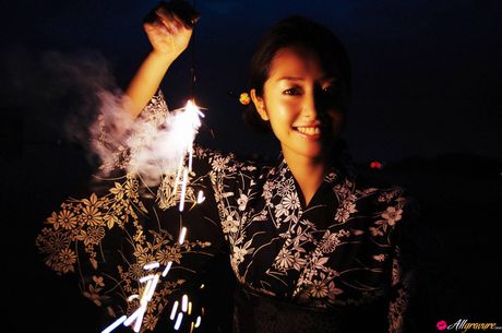 Asian beauty Momoko Tani removes her bikini before a finger fuck