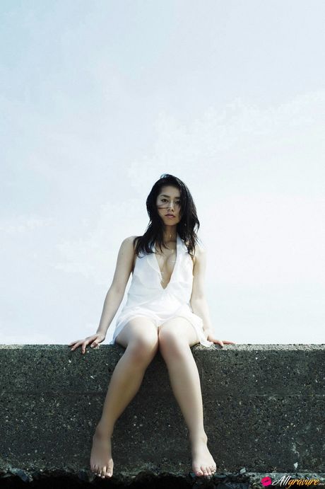 Asiatisk skønhed Momoko Tani fjerner sin bikini før en fingerfuck