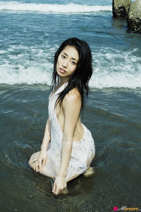 アジアの美女、谷桃子が指ファックの前にビキニを脱ぐ