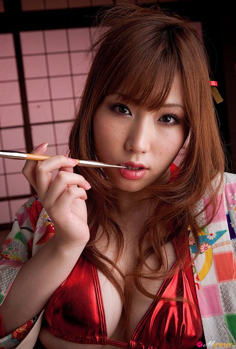 Den brunøjede japanske skønhed Ai Sayama er solomodel i bikini