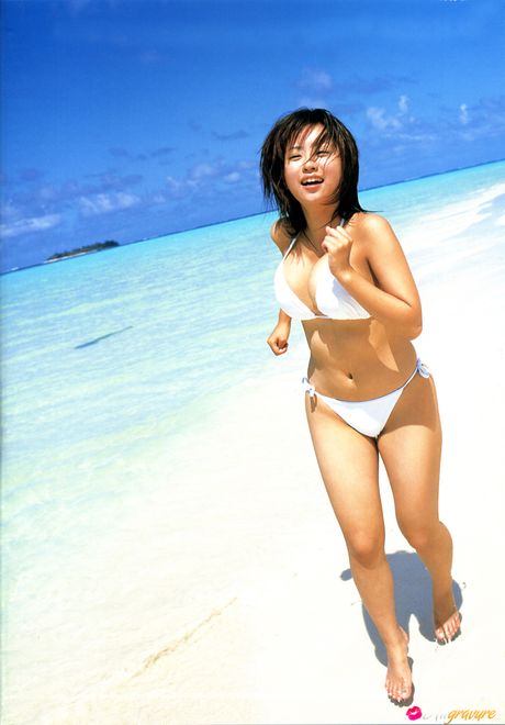 Asian babe Hitomi Kitamura reveals her huge tits and poses in a bikini