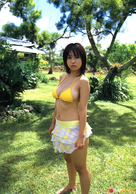 Asiatisk babe Hitomi Kitamura afslører sine enorme bryster og poserer i en bikini