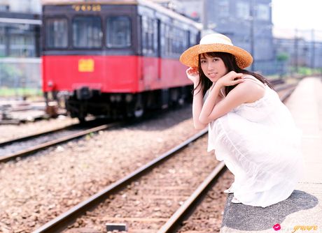 迷人的日本美女 Mizuho Hata 脫掉衣服，在戶外展示她驚人的乳房