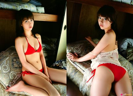 Attraktiv japansk skønhed Mizuho Hata stripper sit tøj og demonstrerer sine fantastiske meloner udendørs