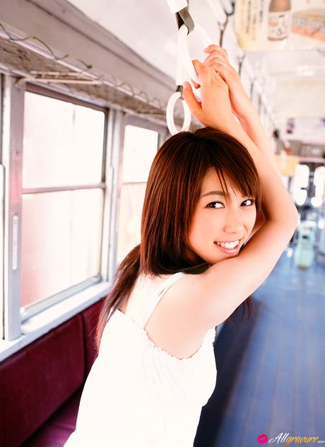 Attraktiv japansk skønhed Mizuho Hata stripper sit tøj og demonstrerer sine fantastiske meloner udendørs