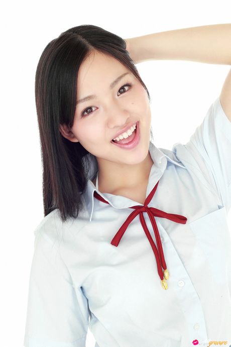 亞洲女孩 Shizuka 穿著校服，展現她嬌小的乳房