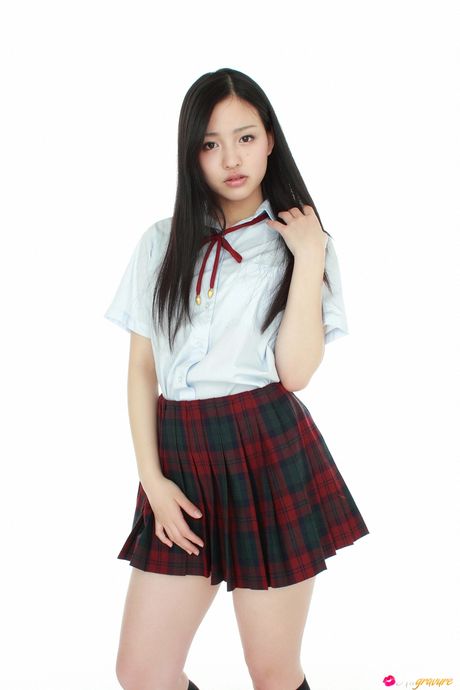 アジアの女の子、静香が小柄な胸を誇示し、制服姿でポーズをとる