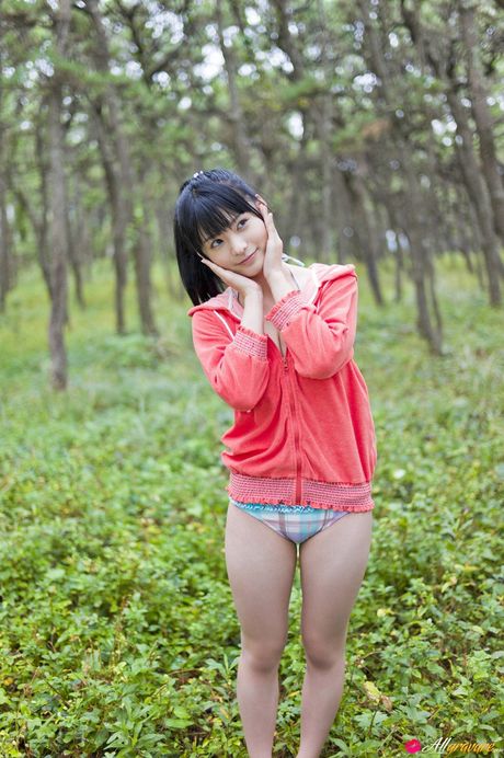 火辣的日本封面女郎 Mizuki Hoshina 在森林中展示她令人驚嘆的身材和姿勢