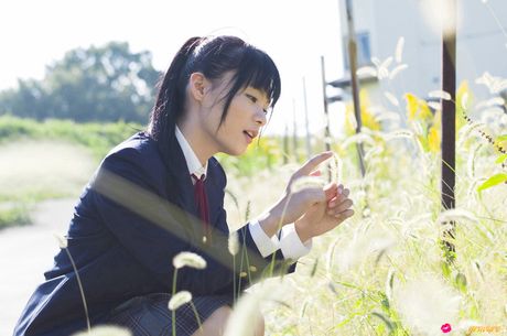 火辣的日本封面女郎 Mizuki Hoshina 在森林中展示她令人驚嘆的身材和姿勢