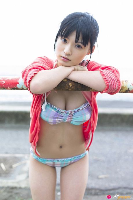 火辣的日本封面女郎 Mizuki Hoshina 在森林中展示她令人驚嘆的身材和姿勢