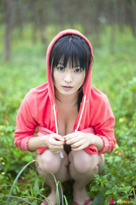 火辣的日本封面女郎 Mizuki Hoshina 在森林中展示她令人驚嘆的身材和姿勢